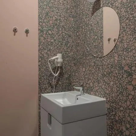 Resume Apartments, Swimmer Corner No 2